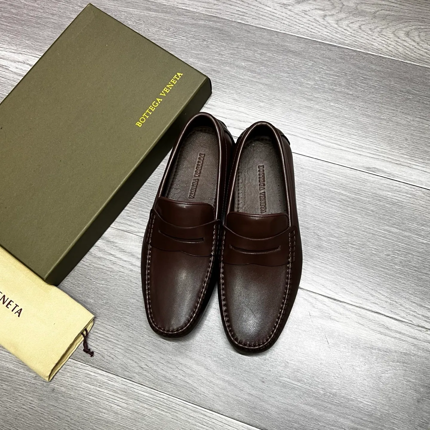 Factory price 480 BV 〰️Purely handmade classic men's beanie shoes👉👉driving shoes, slip-on shoes, made of imported cowhide from Italy, 💕water-dyed cowhide lining, 🔊original outsole, waterproof platform design, comfortable on the feet. A good choice for traveling and driving, two colors available, code number: 38-44, (45 can be customized)